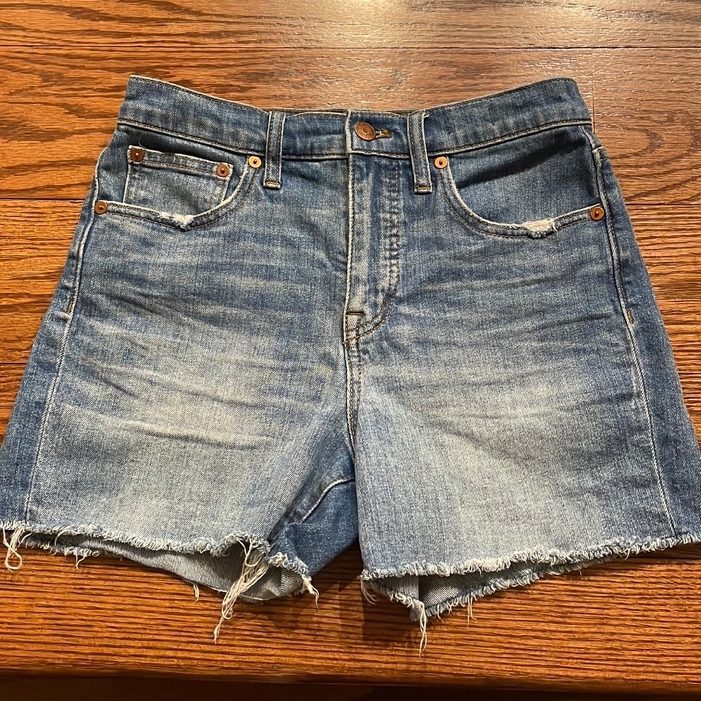 MADEWELL high rise distressed denim shorts / raw hem size 25 waist has stretch